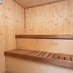 18 Person In Romo